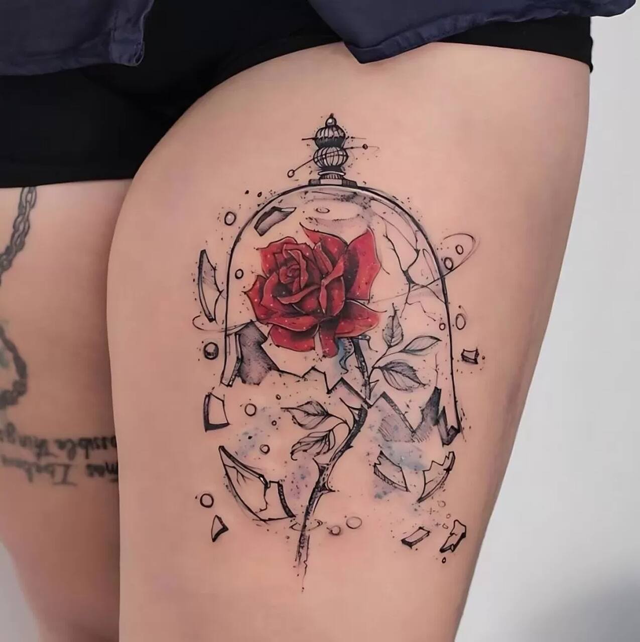 tatuagem na lateral da coxa feminina delicada