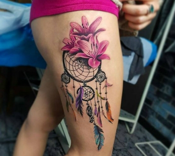 tatuagem na parte interna da coxa feminina delicada