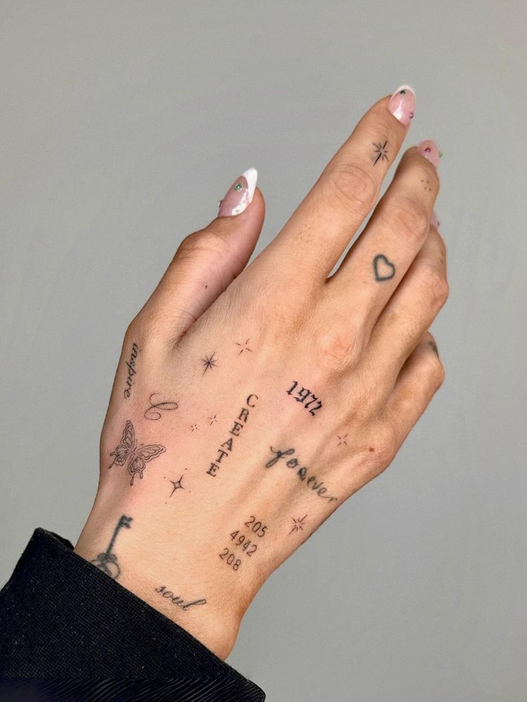 tatuagem na mão pequena feminina
