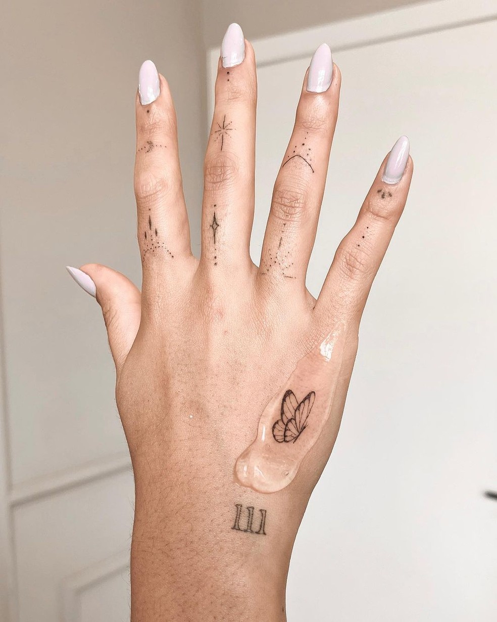 ideias de tatuagem pequena na mão feminina