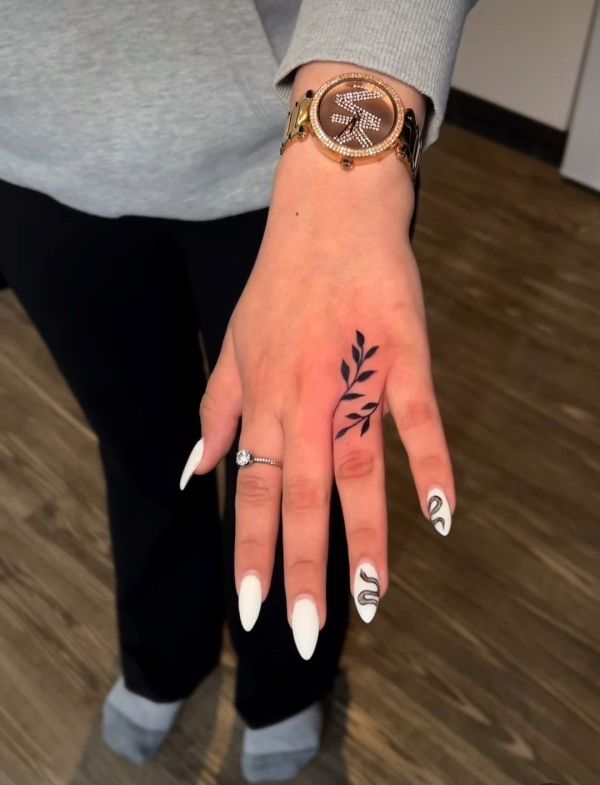 quanto custa uma tatuagem pequena na mão feminina