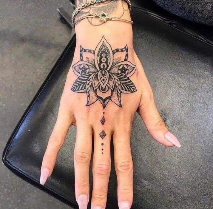 tatuagem na mão pequena feminina