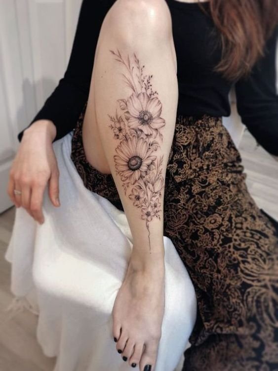 tatuagem floral na perna feminina