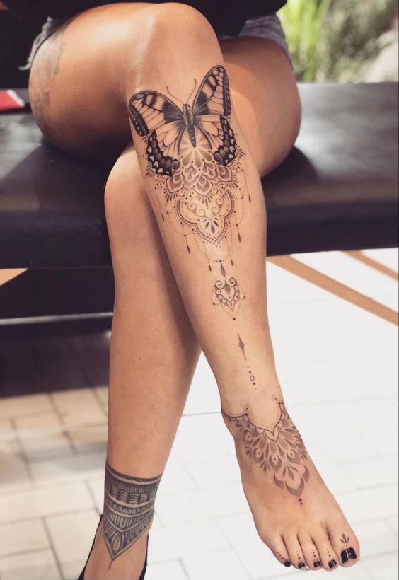 tatuagem de leão na perna feminina