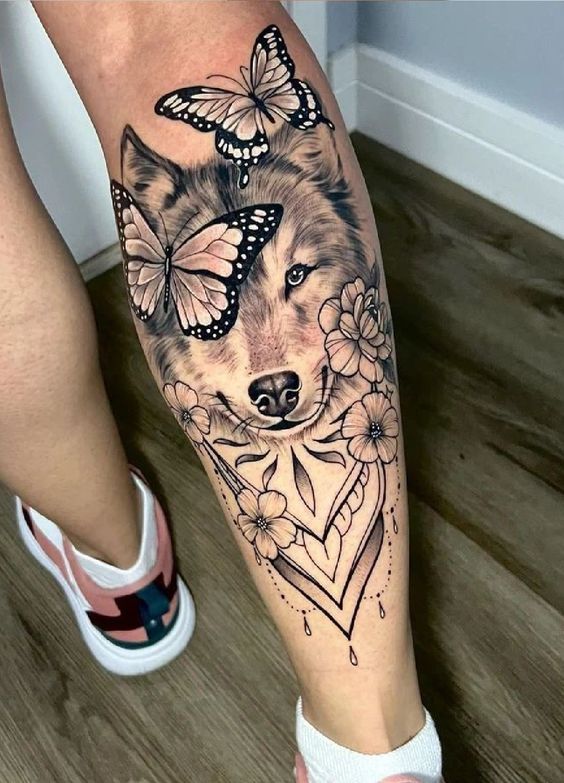 tatuagem de cobra na perna feminina