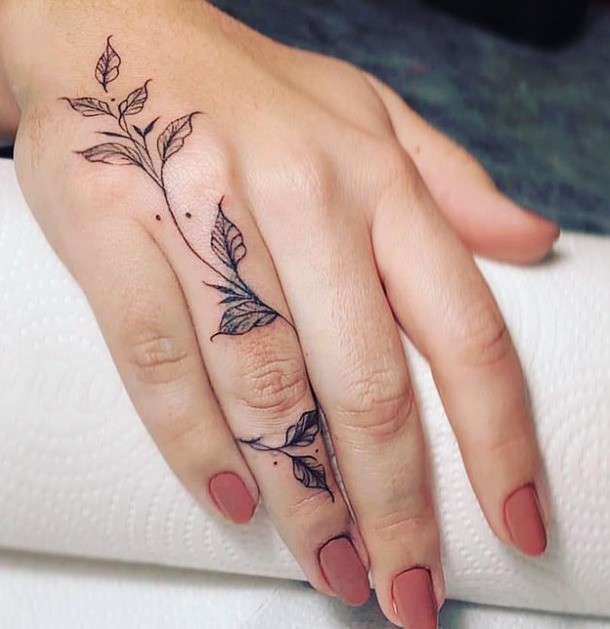 tatuagem feminina delicada de borboleta no pulso