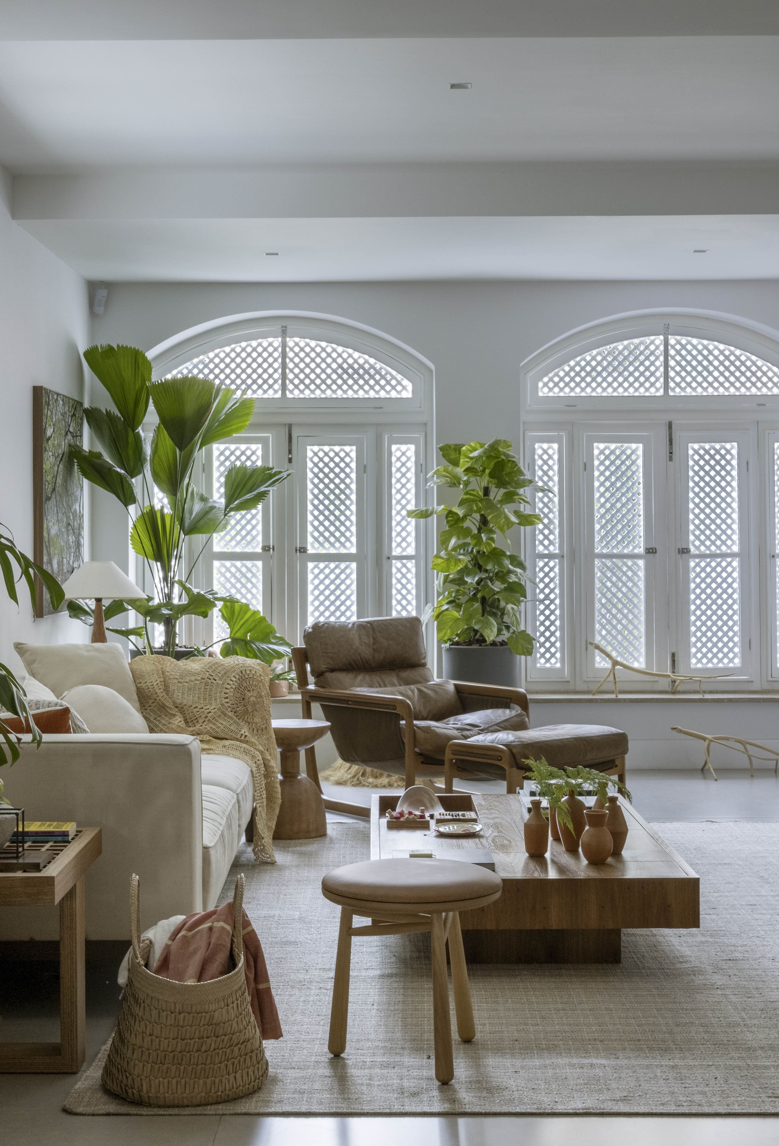 como usar madeira escura em tendencias de decoracao 2026