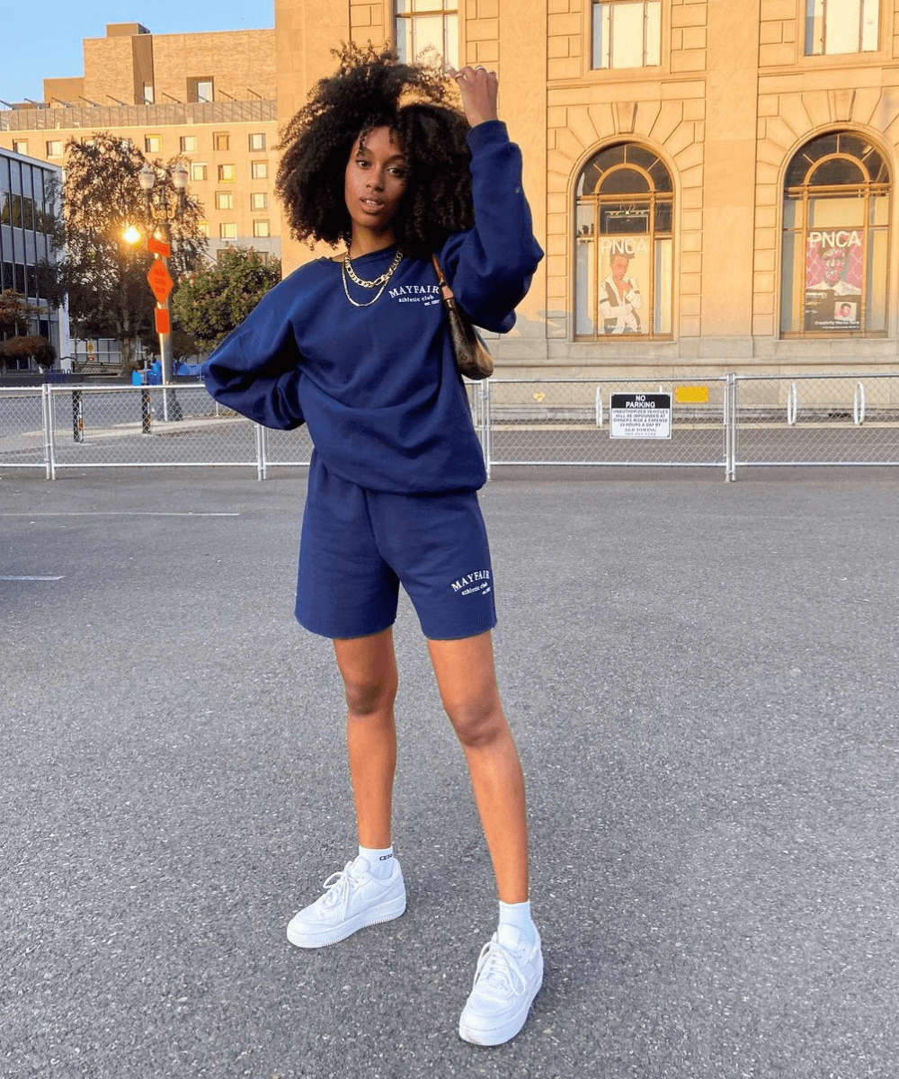 como combinar tênis branco feminino com looks estilosos