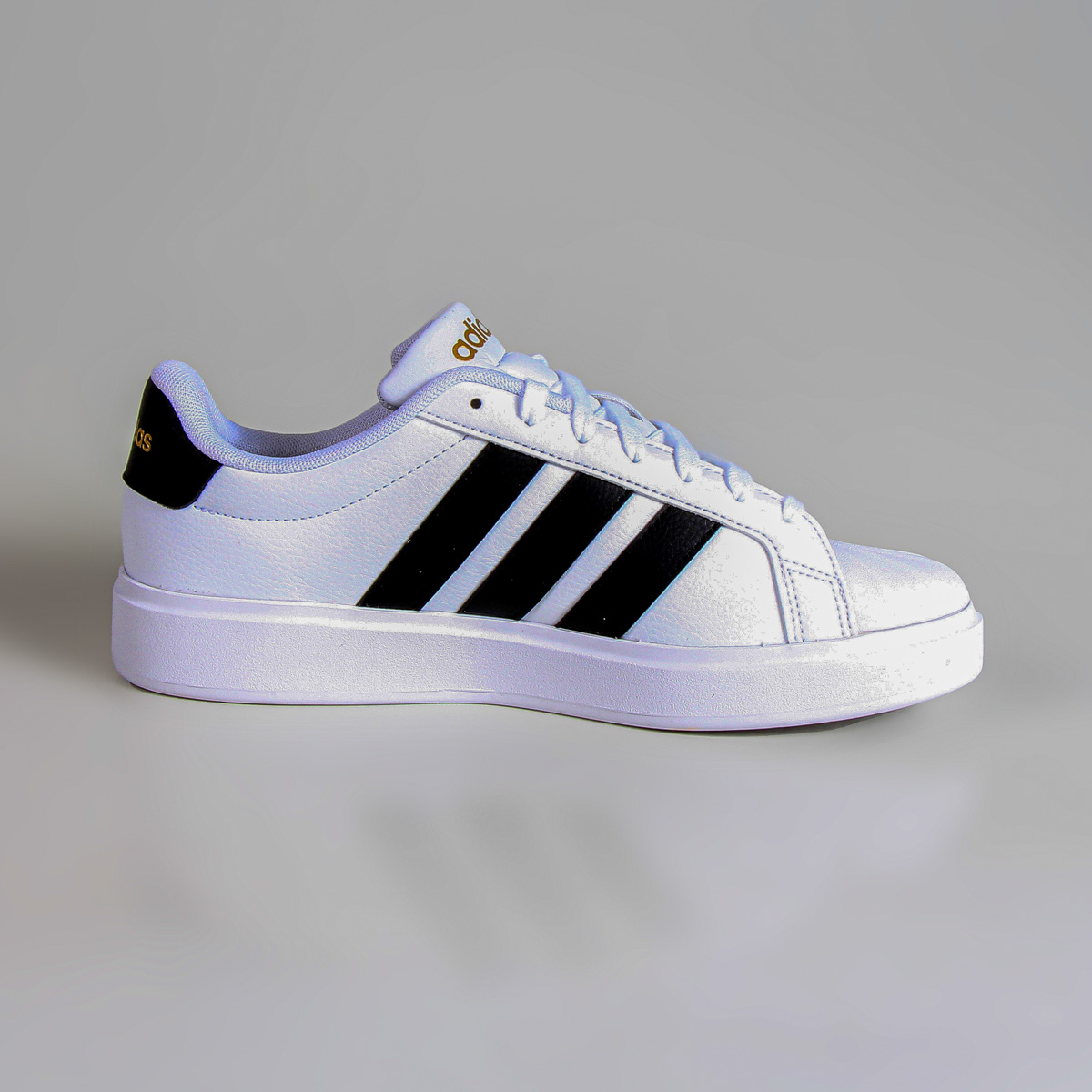 Tênis Adidas branco feminino: Do casual ao esportivo