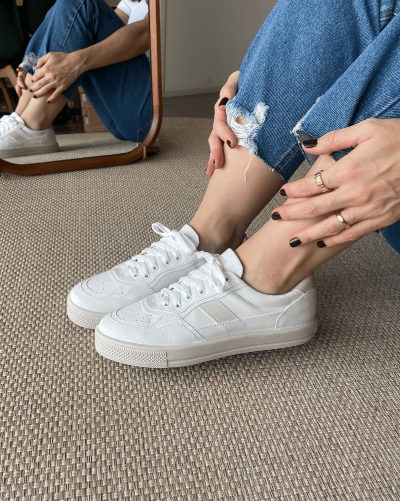 tênis branco feminino minimalista