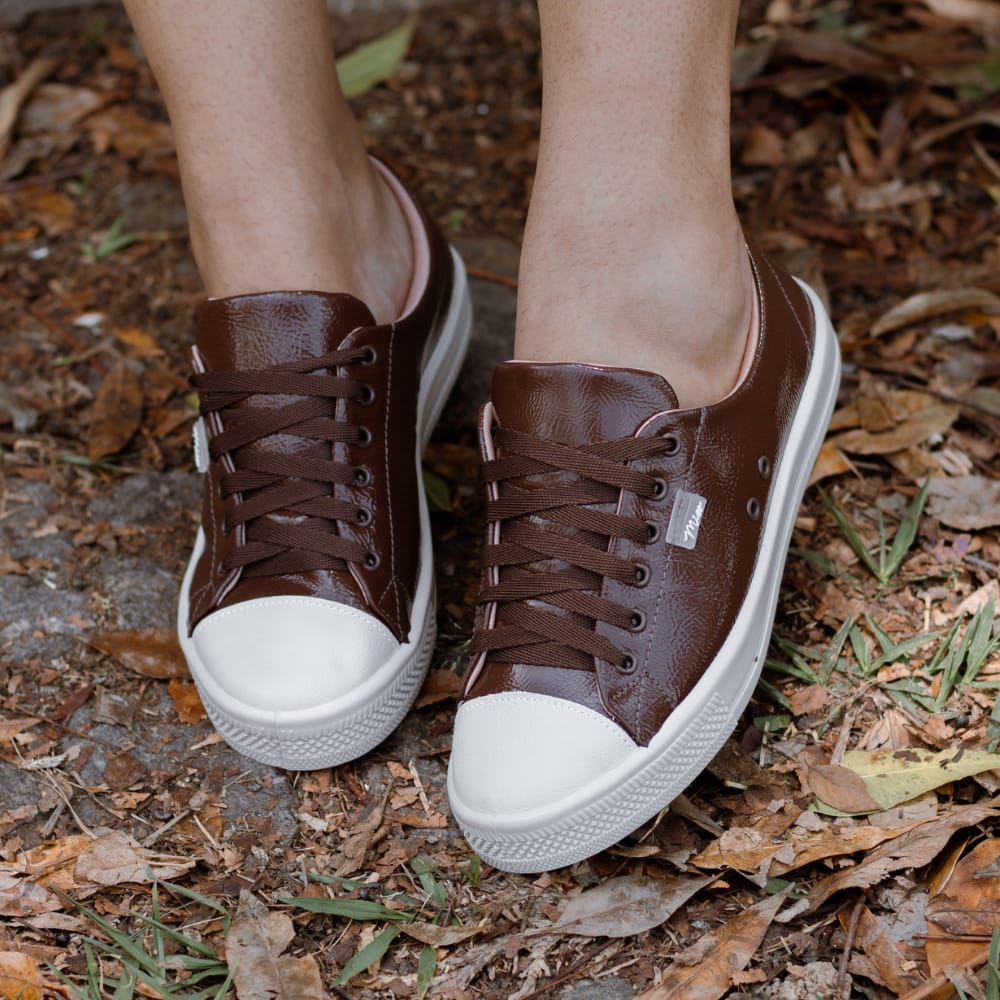 Tênis Marrom em Camurça vs. Couro: Qual o Melhor para o Seu Estilo?