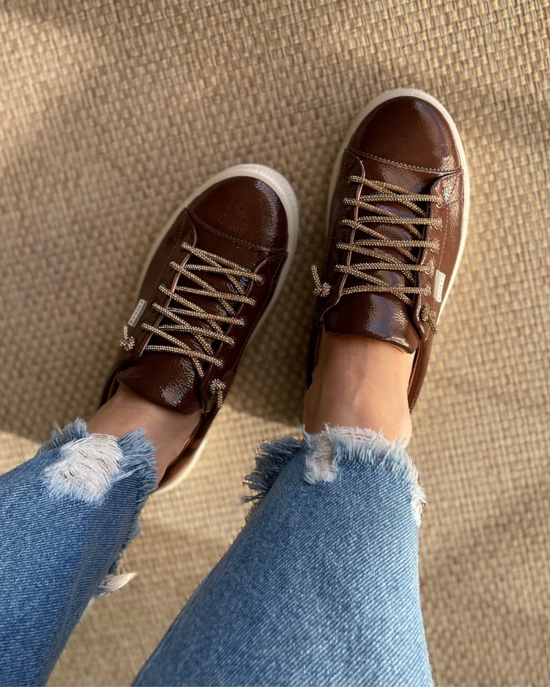 Tendências de Moda 2025: O Tênis Marrom é o Novo Preto?