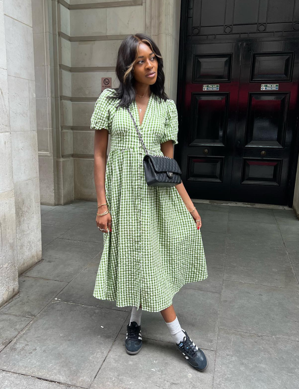 vestido com tênis 2026