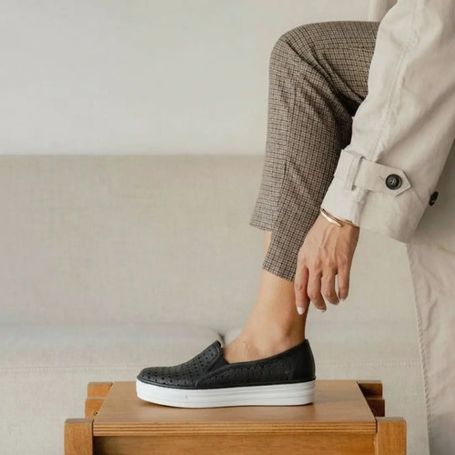 vestido floral com tênis