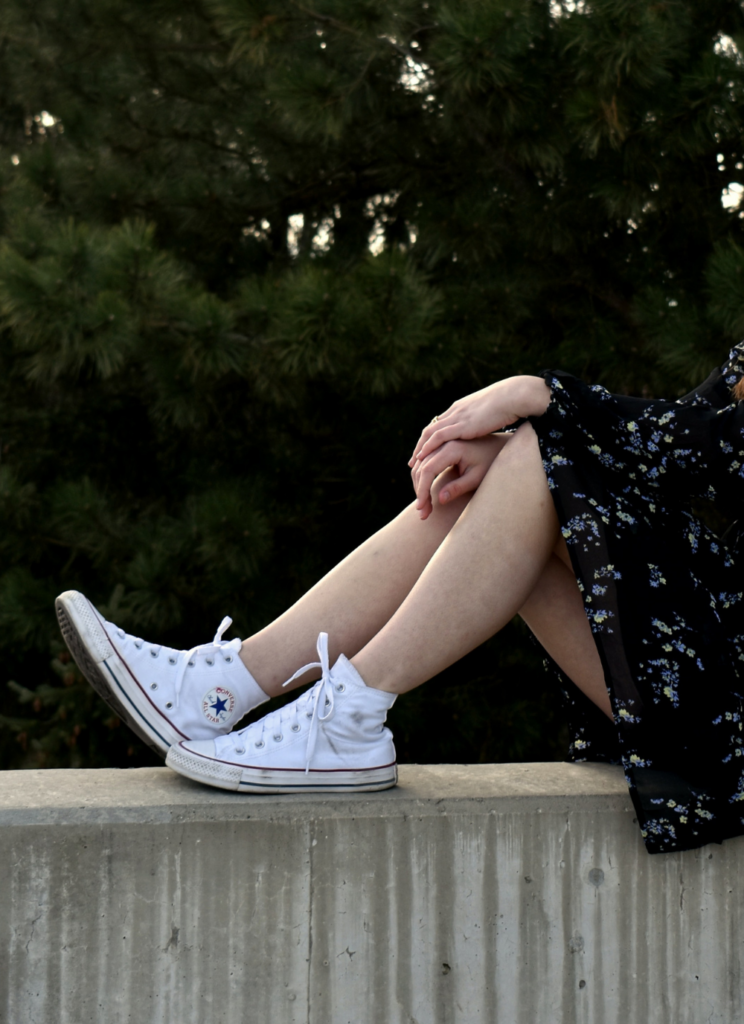 vestido de verão com tênis