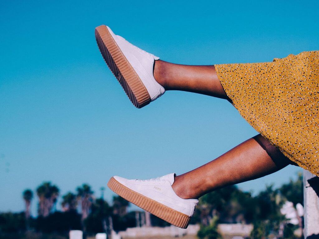 vestido de inverno com tênis