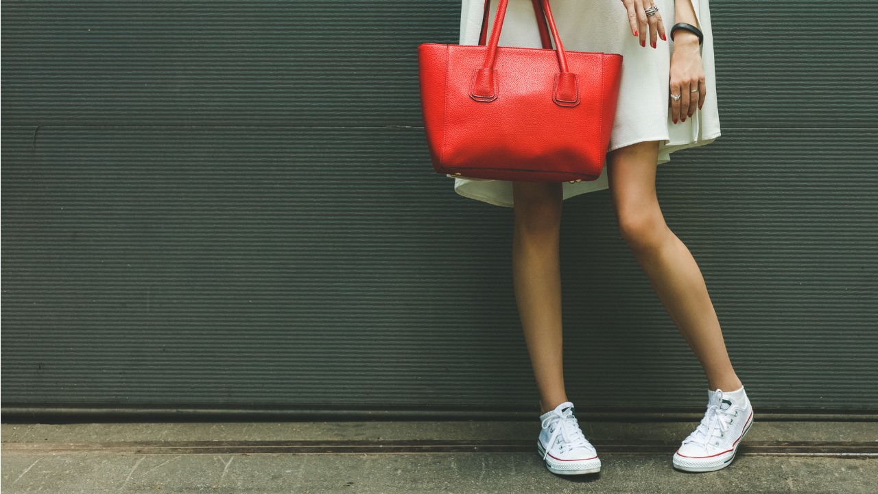 looks com vestido e tênis