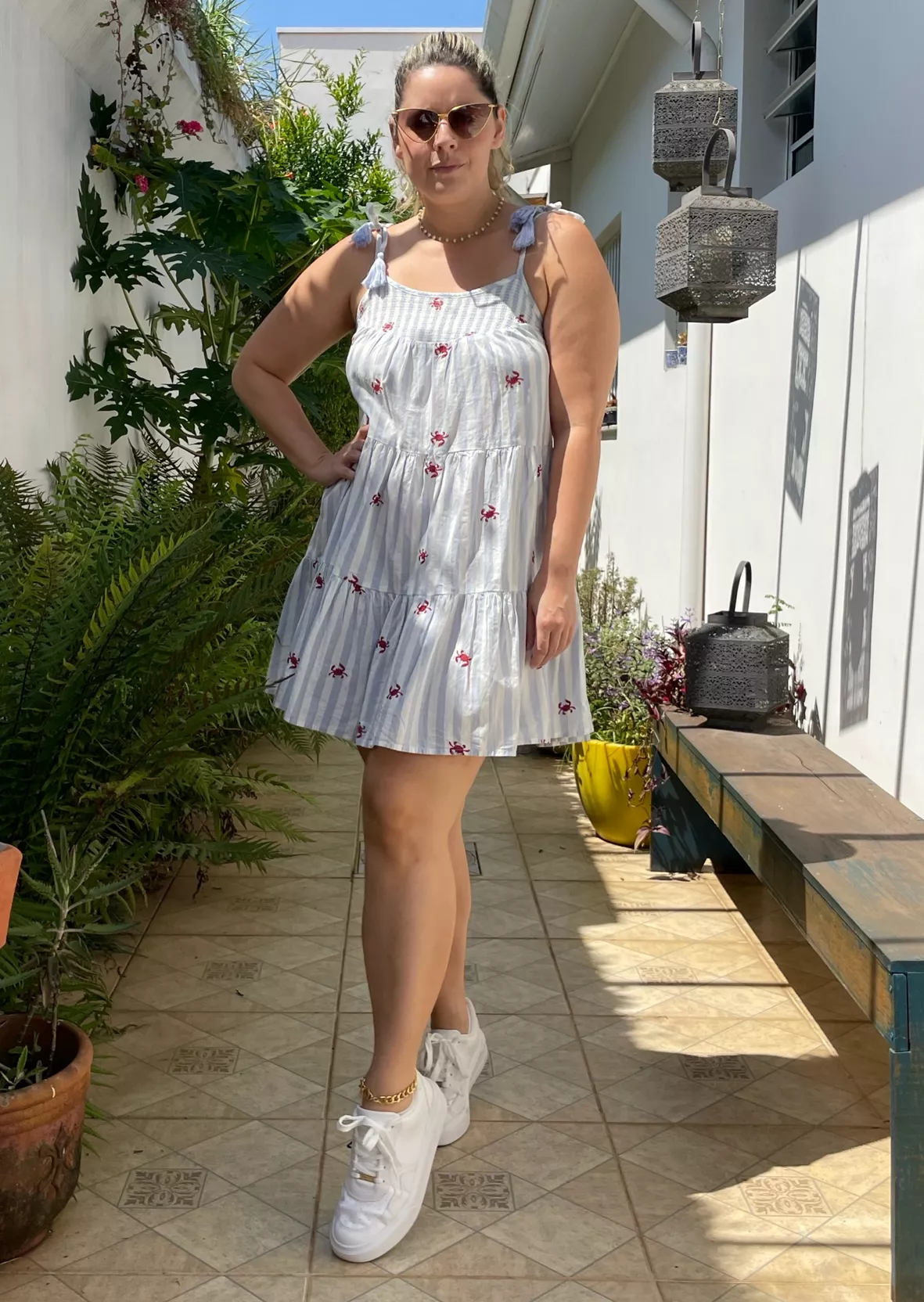 vestido curto com tênis