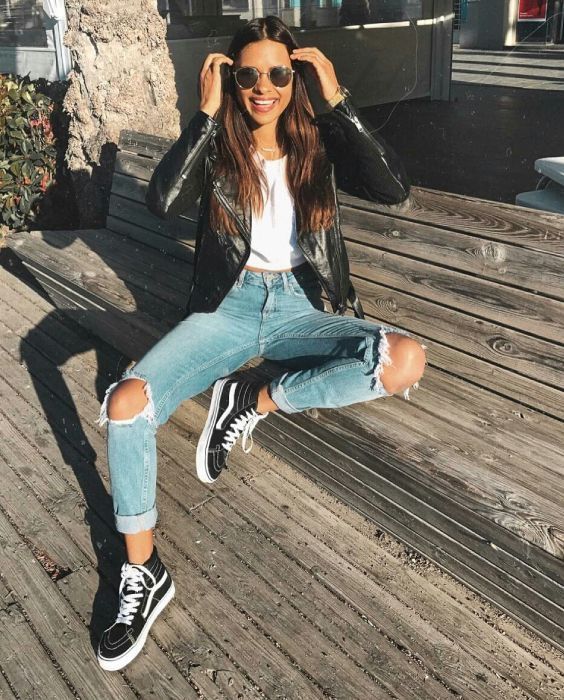 vestido midi com tênis