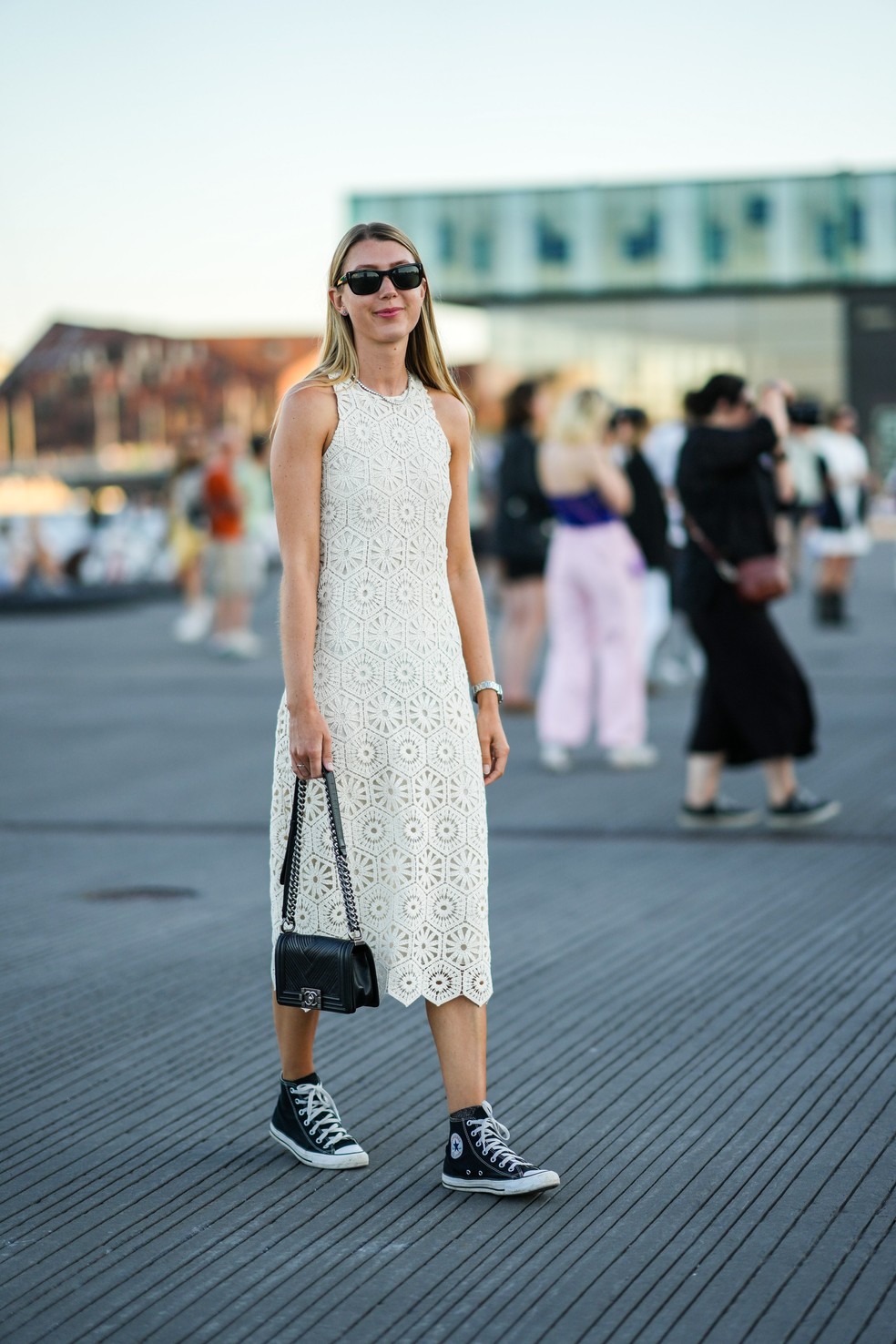 vestido estampado com tênis