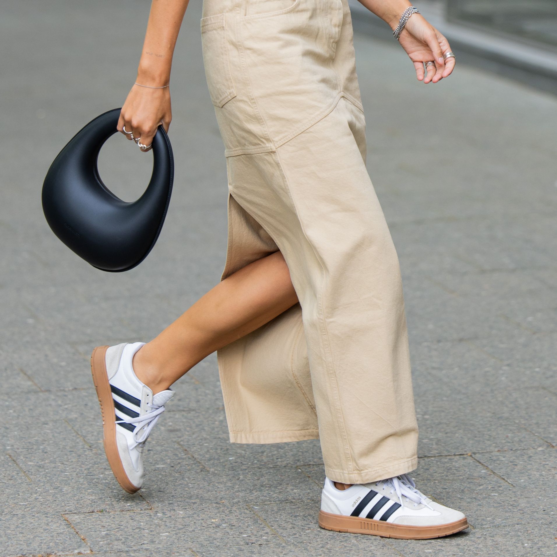 vestido preto com tênis