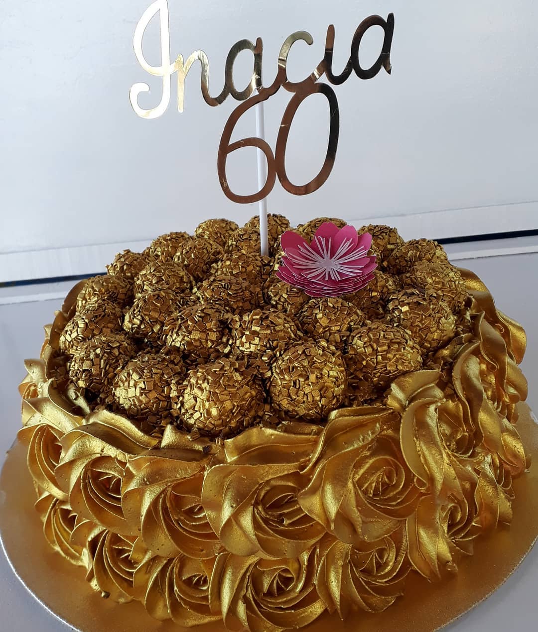 topo de bolo 60 anos com nome e flores
