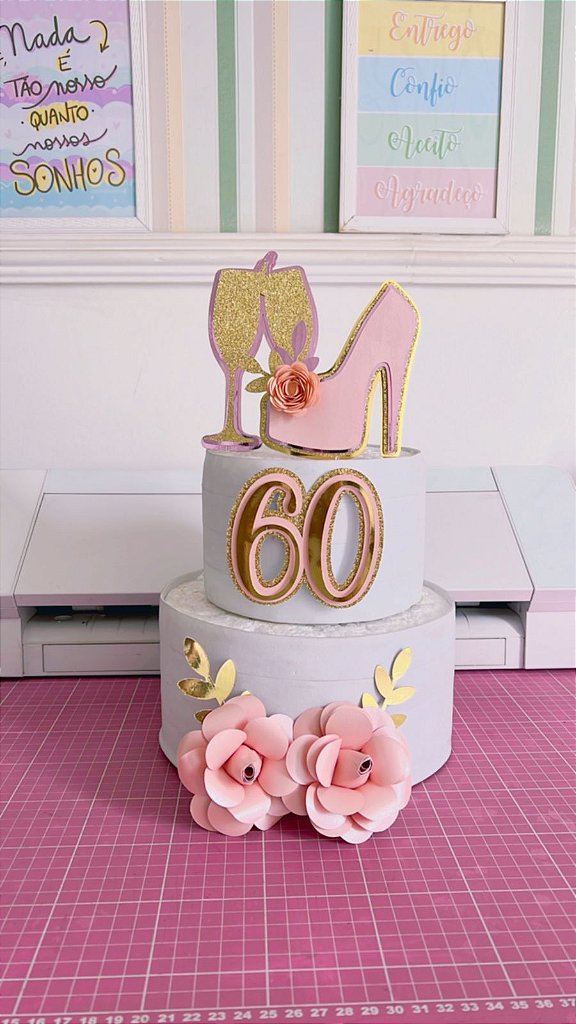 topo de bolo 60 anos com nome e flores