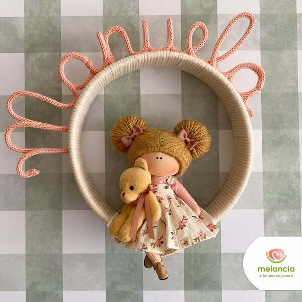 um enfeite de porta de maternidade