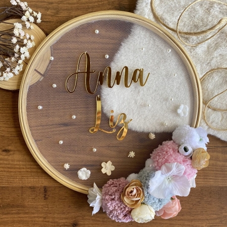 um enfeite de porta de maternidade