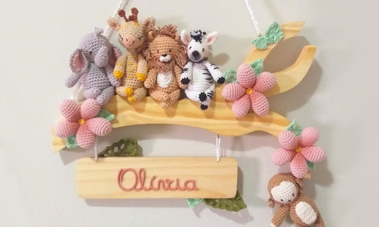 um enfeite de porta de maternidade