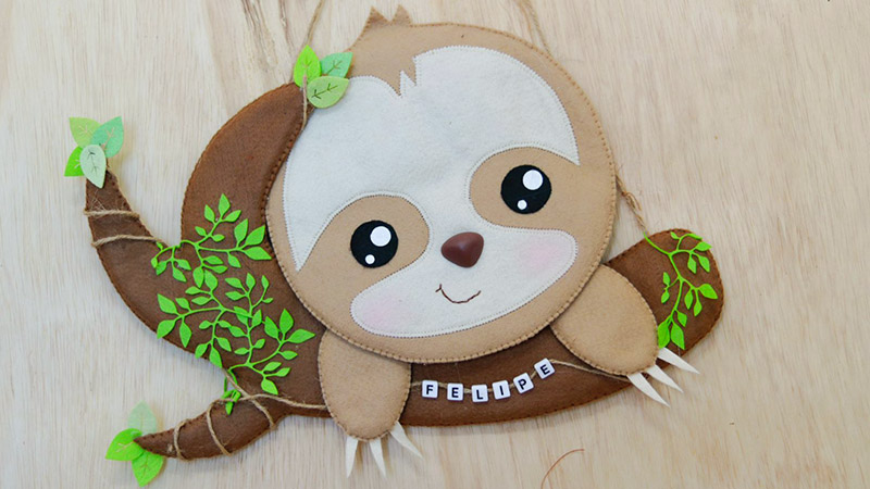 um enfeite de porta de maternidade