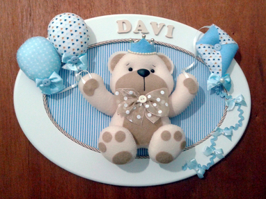 um enfeite de porta de maternidade