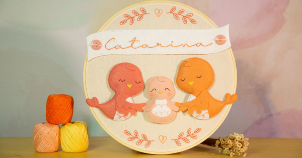 um enfeite de porta de maternidade