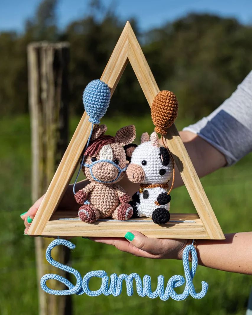 um enfeite de porta de maternidade