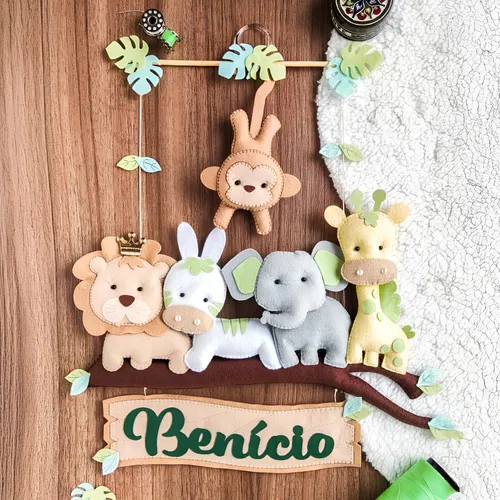 um enfeite de porta de maternidade