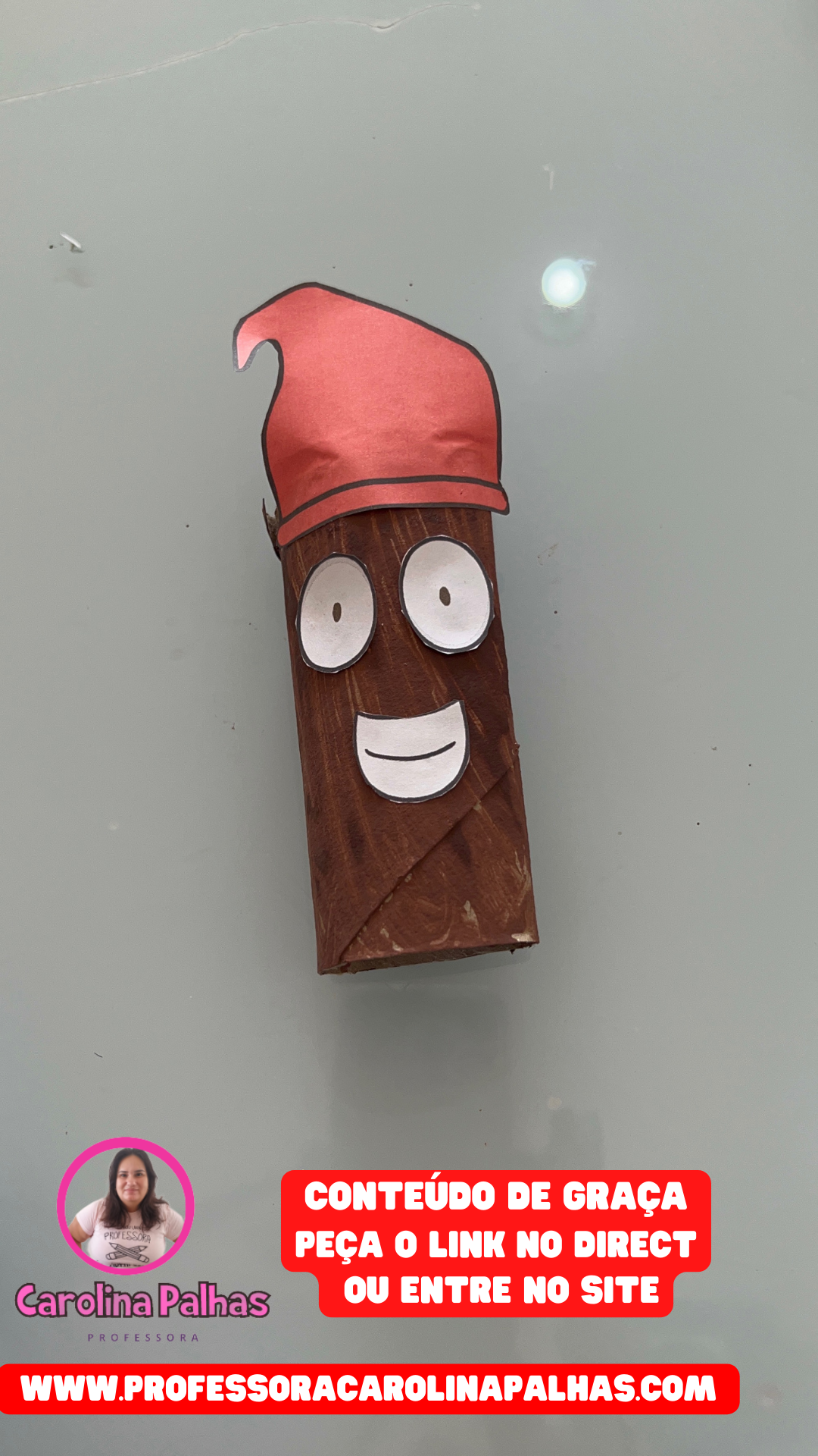 um saci perere com rolo de papel higienico