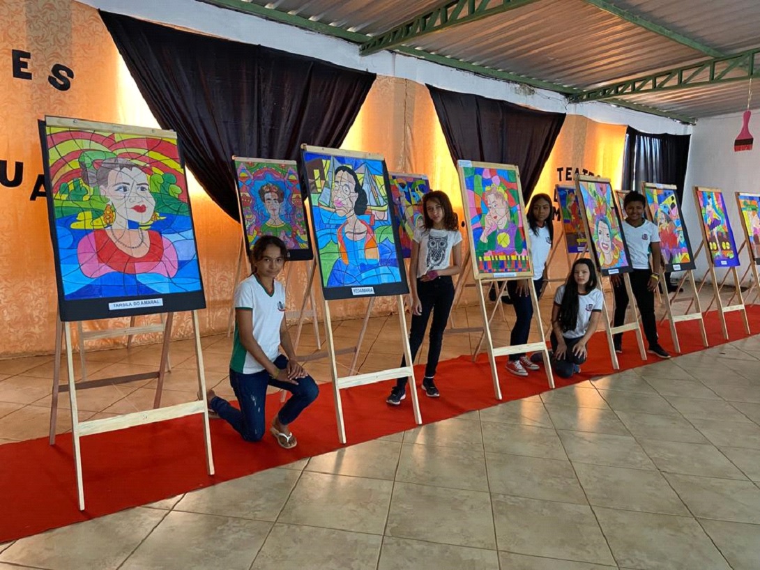 uma exposição de arte na escola