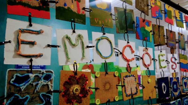 uma exposição de arte na escola