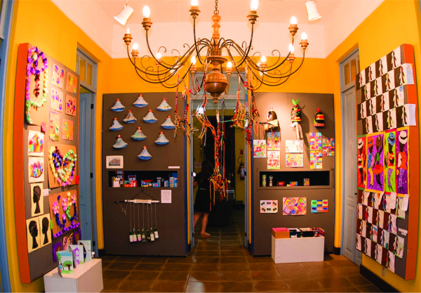 uma exposição de arte na escola