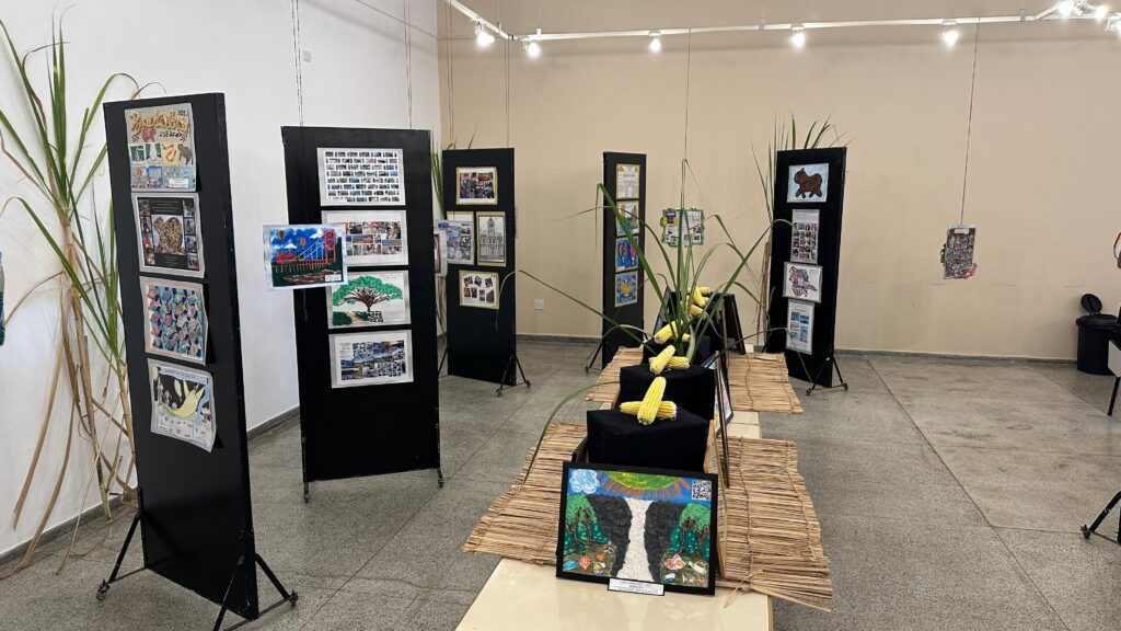 Transforme o Espaço Escolar: Ideias de Montagem para Exposições de Sucesso