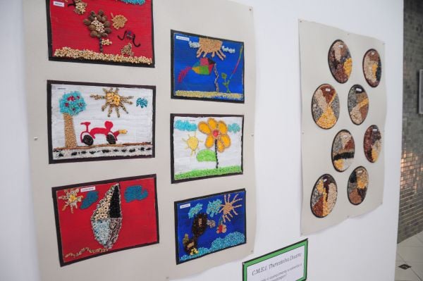 uma exposição de arte na escola