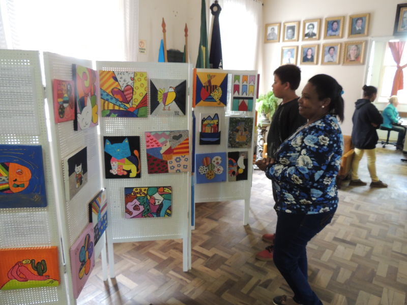 uma exposição de arte na escola