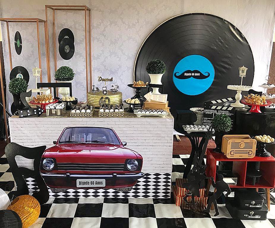Ideias de comidas e bebidas para uma festa anos 60 com orçamento limitado