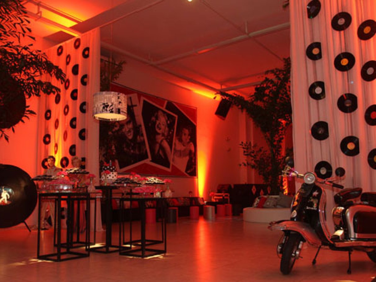 Ideias de comidas e bebidas para uma festa anos 60 com orçamento limitado