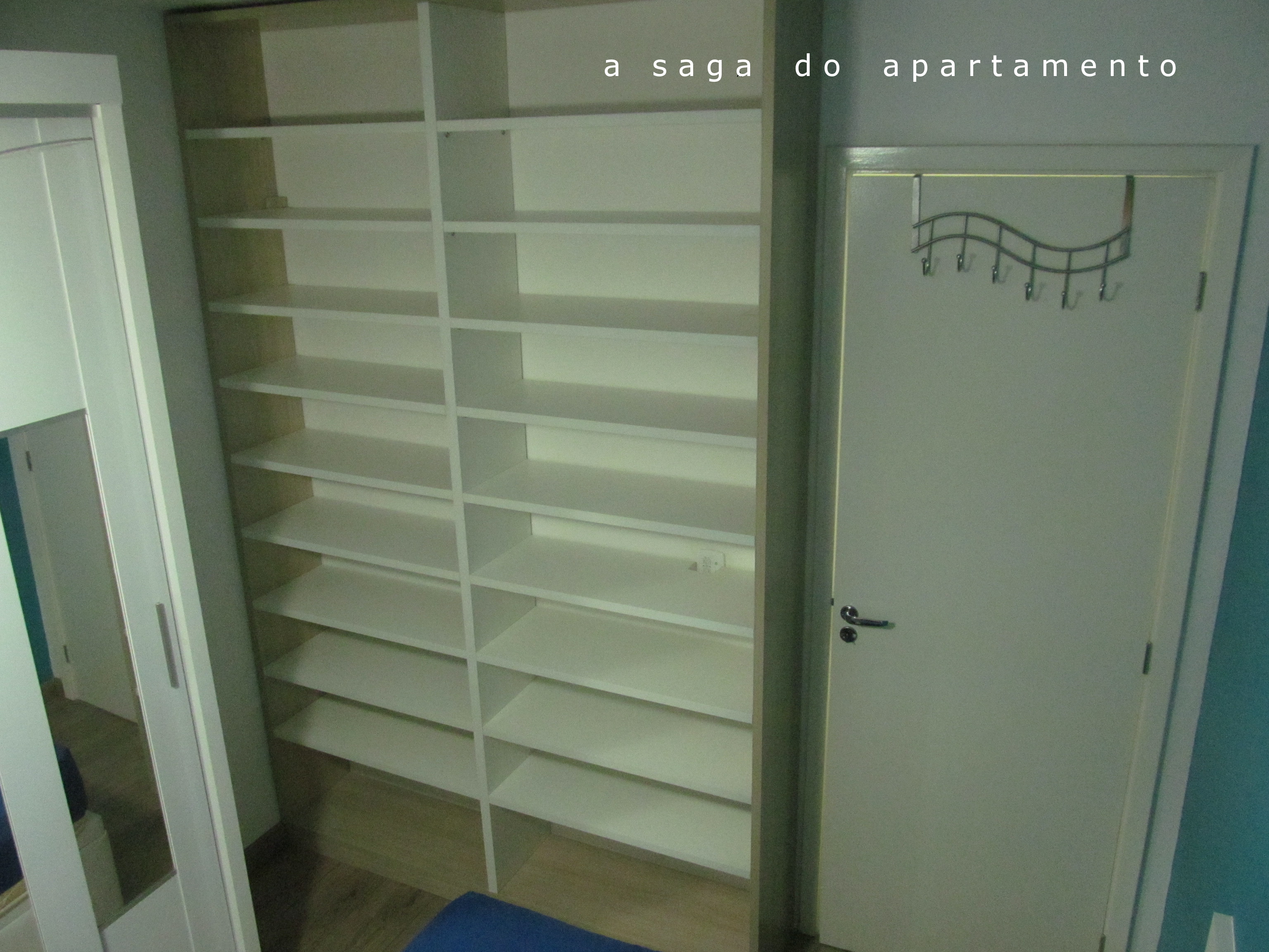 uma sapateira de mdf