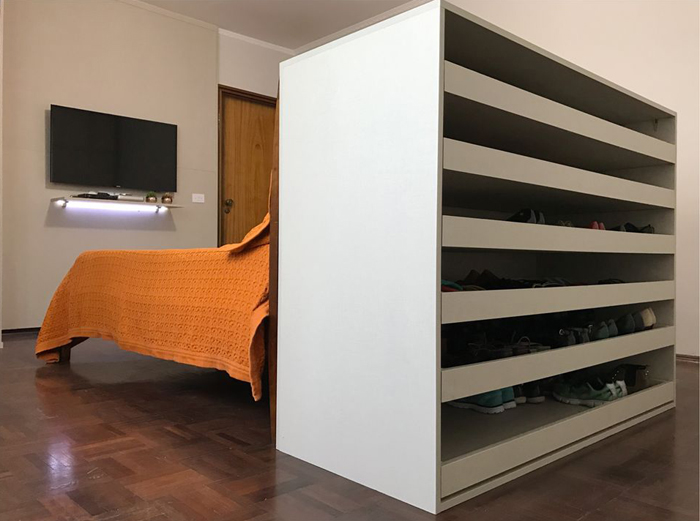 uma sapateira de mdf
