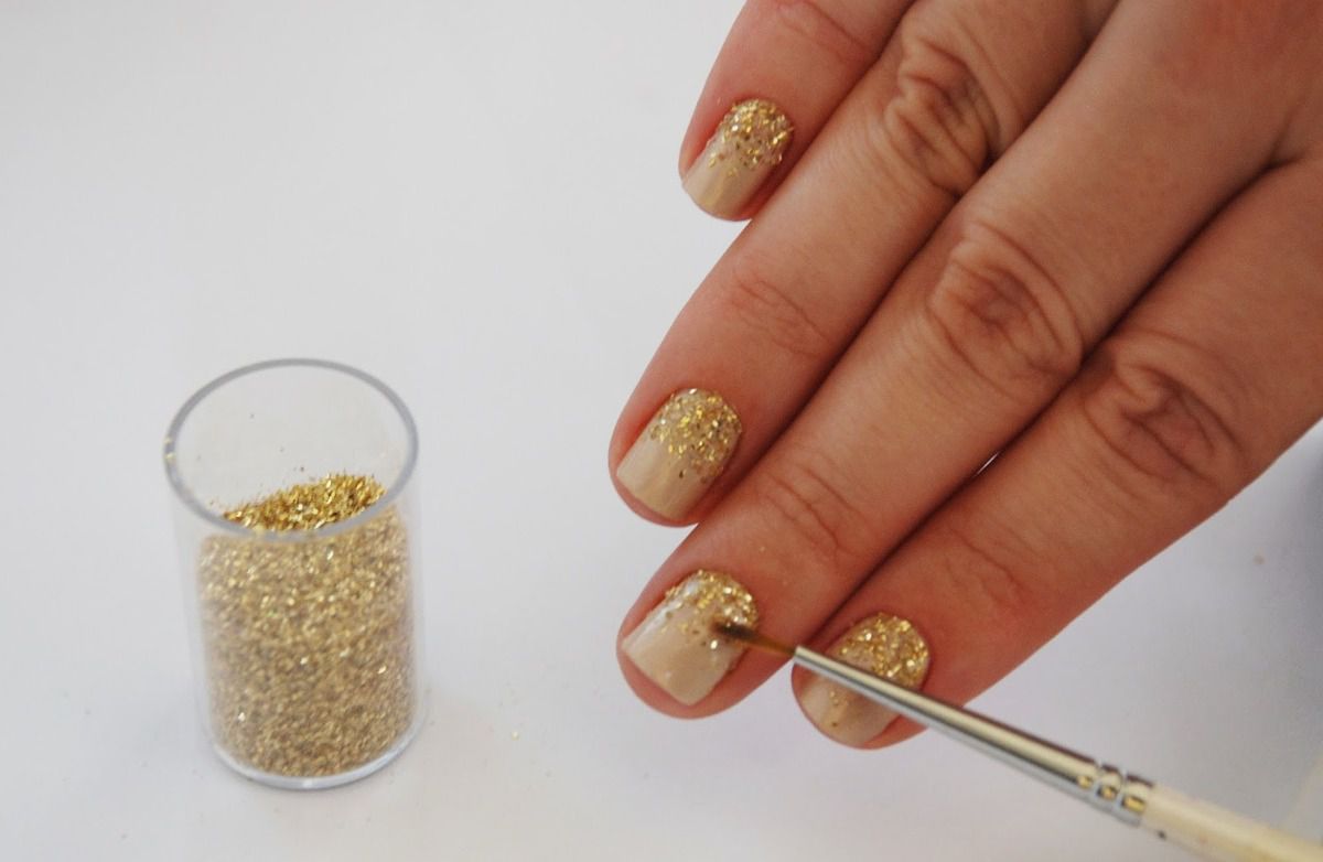 Unhas de Gel Encapsuladas com Glitter: Inspirações e Passo a Passo