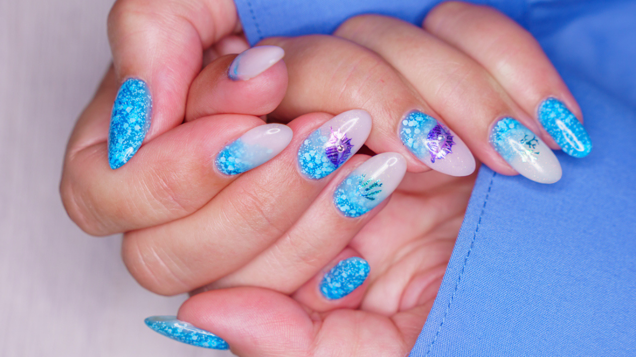 unha decorada azul bebê