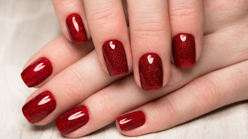 unha decorada vermelha escuro