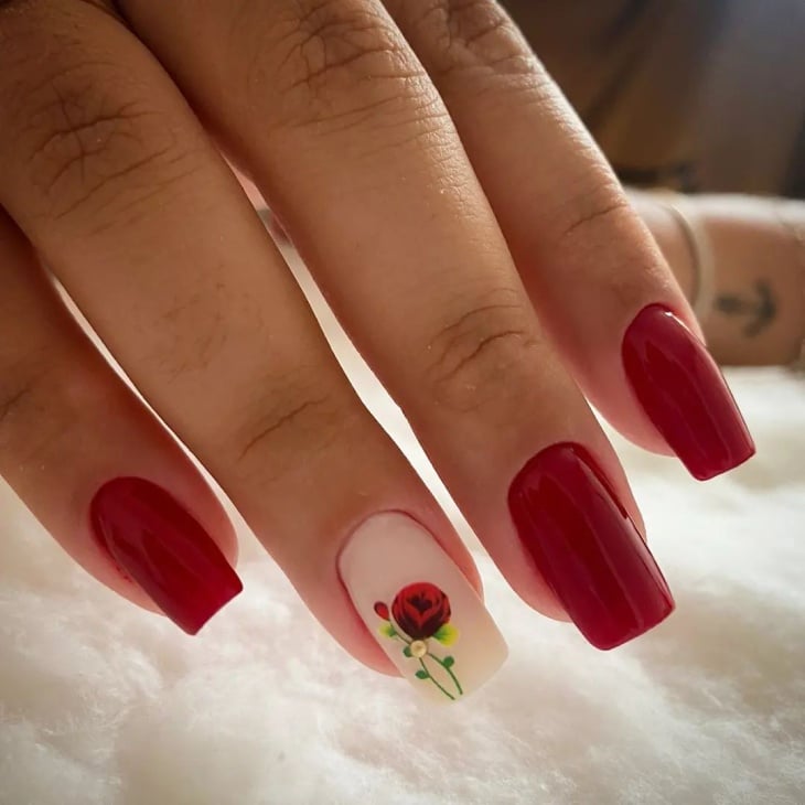 ideias de unhas decoradas vermelhas escuras